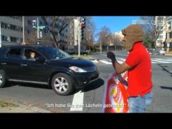 der mann mit dem schild an der s