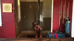 Die neue Feuerwehrstange im Haus wird getestet die neue feuerwehrstange im haus