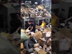 Die Wichtel des Weihnachtsmanns bei der Arbeit die wichtel des weihnachtsmanns