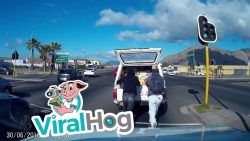 Diebe bestehlen einen Autofahrer an der roten Ampel diebe bestehlen einen autofahrer