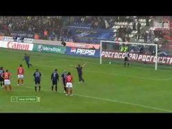 Dieser Knirps spielt im Garten Fußball dieser knirps spielt im garten f