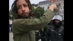 Dieser Polizist hat Schwuchtel gesagt....der, der sich da schämt dieser polizist hat schwuchtel g