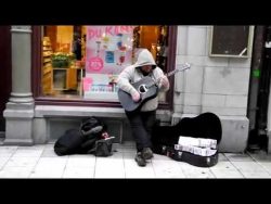 dieser strassenmusiker ist ungla