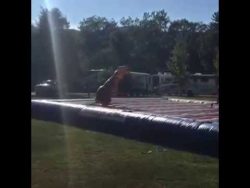 dinosaurier auf luftmatratze