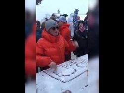 DJ am Schnee Pult mischt Musik dj am schnee pult mischt musik