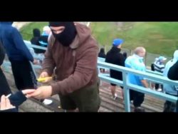 dummer fan verbrennt sich mit be