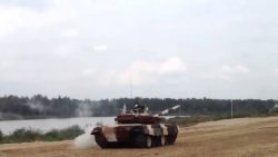 ein kampfpanzer ueberschlaegt si 1