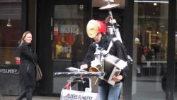 Ein-Mann-Orchester spielt Star Wars ein mann orchester spielt star w