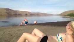 ein motorboot sorgt fuer abkuehl