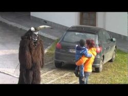 Ein Perchtenteufel vom Stoaodlerpass Münster hat wohl den kleinen erschreckt ein perchtenteufel vom stoaodler