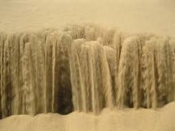 Ein Wasserfall aus reinem Sand ein wasserfall aus reinem sand