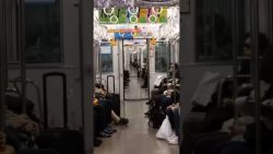 ein zug faehrt um eine kurve