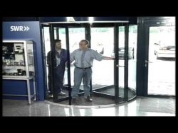 Eine Drehtür und der Taxifahrer eine drehtuer und der