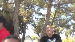 eine menge jubelnder leute