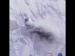 Eine steile Sandwand hochfahren mit dem Auto eine steile sandwand hochfahren