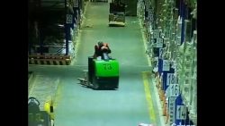 Eingeschlafen auf dem Gabelstapler eingeschlafen auf dem gabelstapl