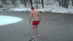 Eintauchen ins eiskalte Wasser eintauchen ins eiskalte wasser