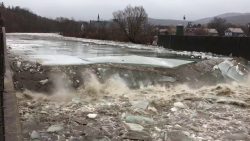 eisbruchstelle im fluss