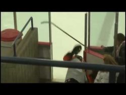 eishockeyspieler bleibt in der t