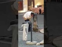 ekelig oeffentliche waschung am