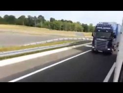 Elefantenrennen auf der Autobahn mit mehr als 140 km/h elefantenrennen auf der autobahn