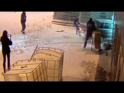 Fahrzeug fährt durch den Flughafen Airport fahrzeug faehrt durch den flugha