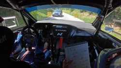 Falschfahrer auf der Auto Rallystrecke falschfahrer auf der auto rallys