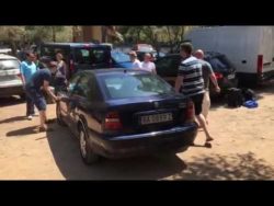 falschparker wird mit muskelkraf