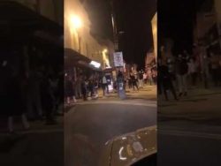 Feiernde Leute tanzen zu Boom boom boom boom von den Vengaboys feiernde leute tanzen zu boom bo