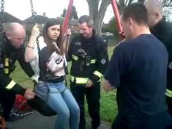 feuerwehr hilft maedchen aus der