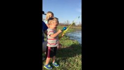 fisch mit spielzeugangel gefange