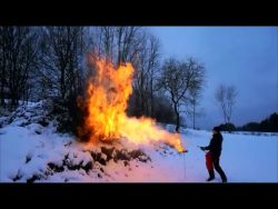 Flammenwerfer gegen Wasserschlauch flammenwerfer gegen wasserschlau
