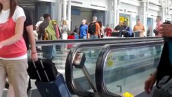 Flughafenmitarbeiter verschafft sich Platz flughafenmitarbeiter verschafft