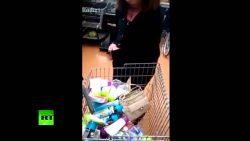 frau beim stehlen erwischt