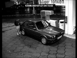 Frau beim Tanken - Frauen und Schläuche frau beim tanken frauen und schl