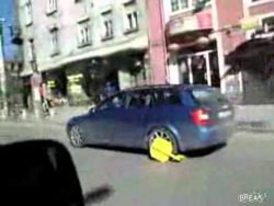 Frau fährt mit Parkkralle los frau faehrt mit parkkralle los