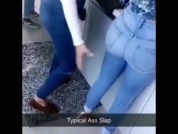 frau grapscht sich am hintern ru