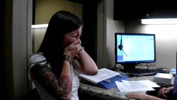 frau hoert ihre eigene stimme zu