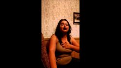 frau kann komisch lachen