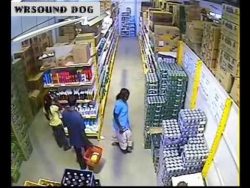 Frau klaut Bier im Geschäft frau klaut bier im geschaeft