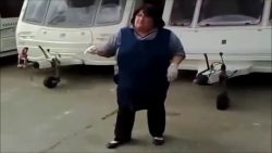 Frau leert Campingtoilette frau leert campingtoilette