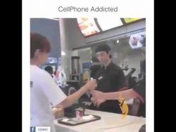 Frau nimmt Eis ohne Waffel frau nimmt eis ohne waffel