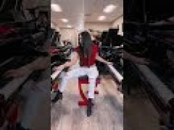 frau spielt auf 2 pianos gleichz