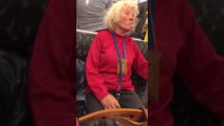 Frau spielt mit Gebiss herum frau spielt mit gebiss herum