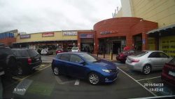 frau versucht einzuparken