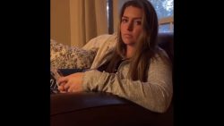 frau versucht sauer zu sein