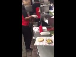 frau verunreinigt absichtlich da