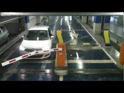 Frau vs Parkhaus Schranke frau vs parkhaus schranke