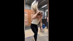 Frau wirft Axt - Fail frau wirft axt fail