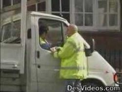 frau zeigt bauarbeitern wie man